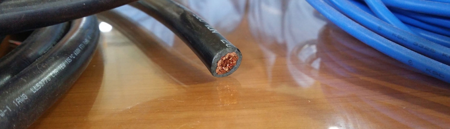Interior cable de fibra de cobre forrado en negro
