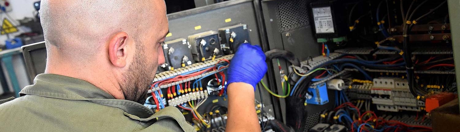 DC Fibra Mantenimiento de Redes. Rostro y brazo de hombre manipulado cables en caja con conexiones eléctricas.