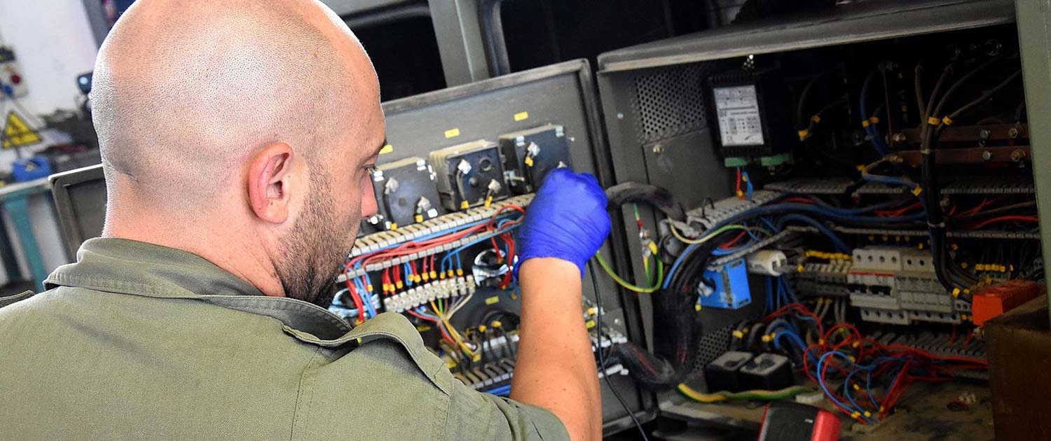 DC Fibra Mantenimiento de Redes. Rostro y brazo de hombre manipulado cables en caja con conexiones eléctricas.