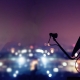 Antena DC Fibra a contraluz de luces de ciudad al anochecer